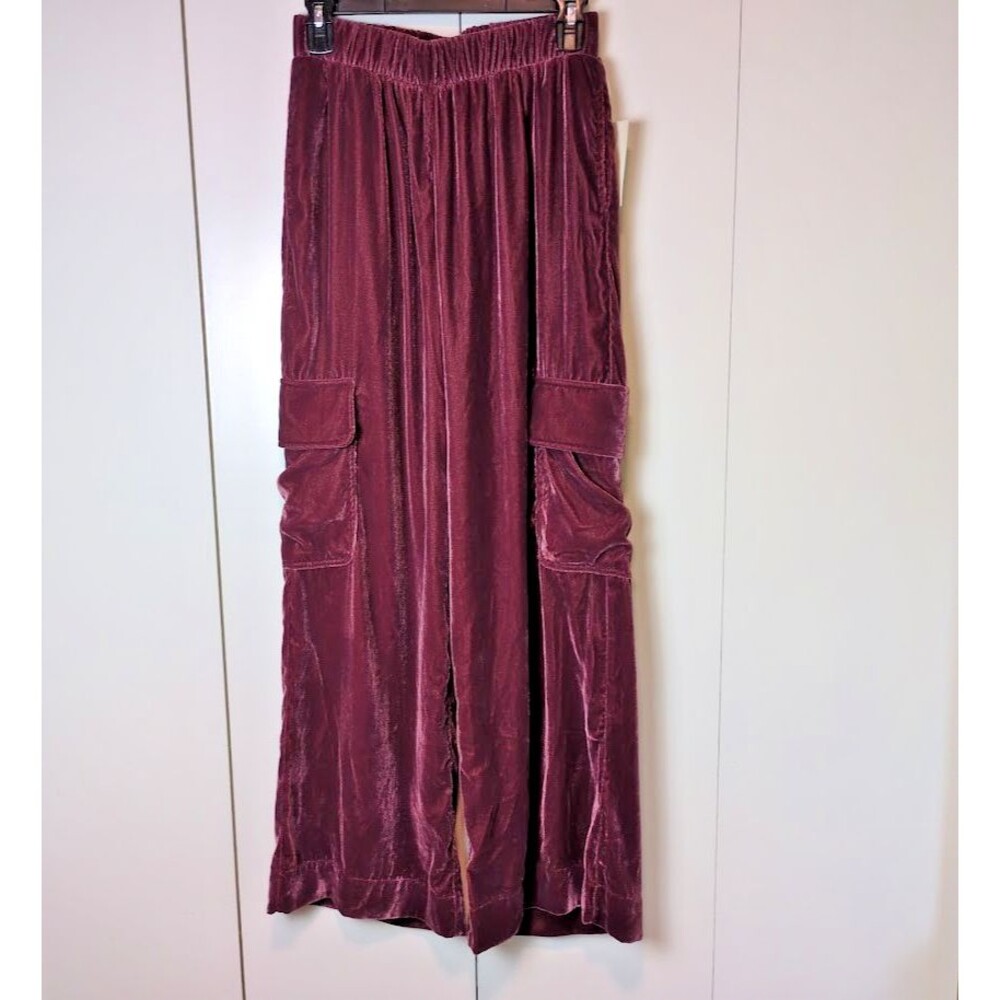 Universal Thread Women's XS Mid Rise Wide Leg Velvet Cargo Pants Maroon